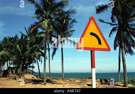 Le tourne-à-gauche (courbe en avant) de signalisation, Vietnam Banque D'Images