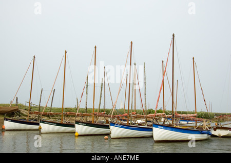 La Voile Bateaux amarrés à quai près de Morston Blakeney North Norfolk Royaume Uni Banque D'Images