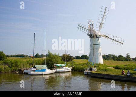 Moulin à vent et la location des bateaux à voile sur les Norfolk Broads United Kingdom Banque D'Images