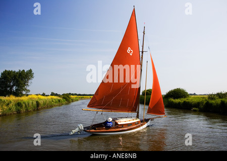 Travailler moins d'information sur motor s sweatshirt bateau à voile sur les Norfolk Broads United Kingdom Banque D'Images