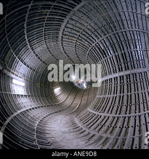 Segments en fonte revêtement du tunnel forment un modèle fascinant dans le puits de ventilation sur le réseau du métro de Londres Banque D'Images