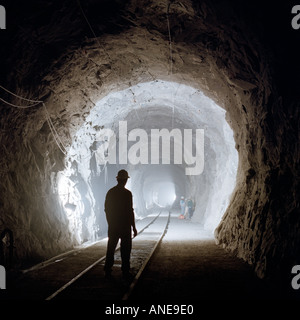 Un tunneler aborde son lieu de travail par le biais d'une galerie d'accès sur le Lesotho Highlands Water Project de l'Afrique australe. Banque D'Images