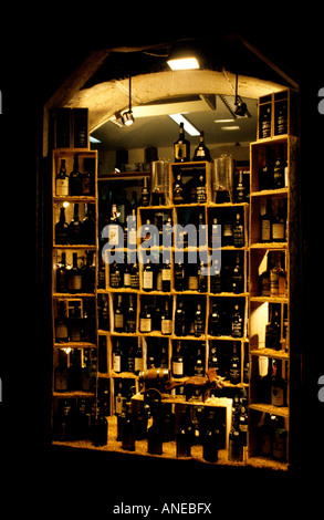 Une vitrine de l'affichage des bouteilles de vin de porto à Lisbonne, Portugal Banque D'Images