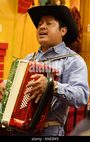 Vivre la musique mexicaine dans un burrito Shop dans la Mission, San Francisco, Californie Banque D'Images