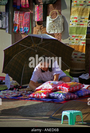 Les femmes autochtones s'asseoir vente coussin coussin coloré sac a volé l'ombre sous les auspices Alor Setar Malaisie Asie du sud-est Banque D'Images