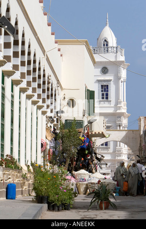 Tripoli Libye ottoman turc du 19e siècle la tour de l'horloge sur la gauche de la mosquée de Karamanli Medina Tripoli Banque D'Images