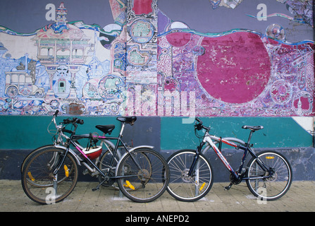 Bikes reposant contre un mur peint en couleur, terrasse sud, Freemantle, Australie de l'Ouest. Banque D'Images