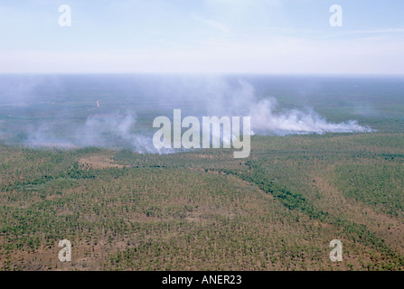 Feu de brousse, vue aérienne de l'avion, le Kakadu National Park, en Australie. Banque D'Images