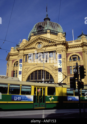 Le tram passe devant la gare de Flinders Street à Melbourne, Australie Banque D'Images