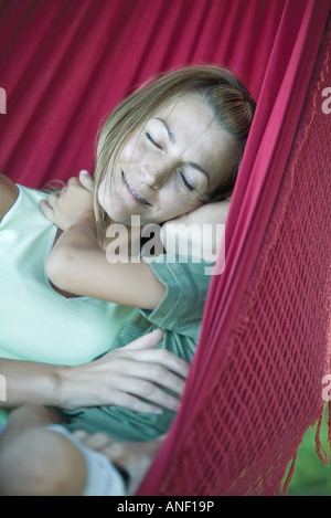 Mère et fils couché dans un hamac ensemble, boy kissing woman on joue Banque D'Images