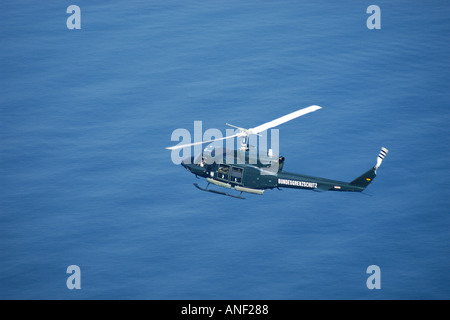 Un hélicoptère de la police fédérale Bundesgrenzschutz allemand en patrouille sur la mer Baltique près de Rügen Banque D'Images