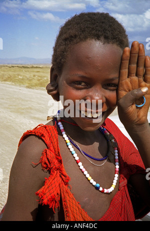 Smiling boy décoré de perles colorées travail peuple masai Masai Mara National Reserve d'Ewaso Ngiro sud du Kenya Afrique de l'Est Banque D'Images