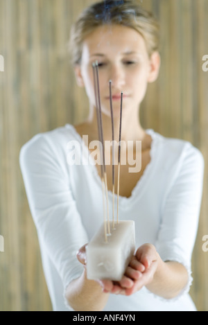 Young woman holding out porte-encens Banque D'Images