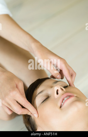 Young woman receiving massage de la tête Banque D'Images