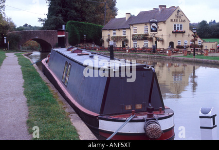 Canal vapeur remorqueur 15-04 amarré avant Blue Lias pub, Stockton Verrouillage du fond, Grand Union Canal, Warwickshire, Angleterre Banque D'Images