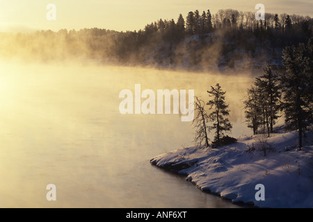 La brume au lever du soleil près de Kenora, en Ontario, Canada. Banque D'Images