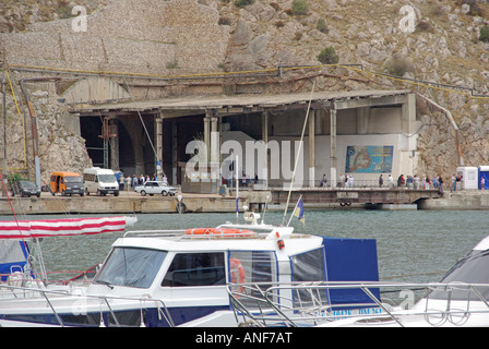 Une fois la baie de Balaclava base de sous-marins nucléaires soviétiques dissimulés dans hillside en reconversion d'entrée à l'attraction touristique Banque D'Images