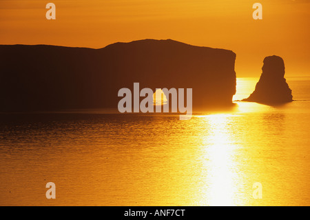 Au lever du soleil, rocher Percé, Gaspésie, Québec, Canada. Banque D'Images