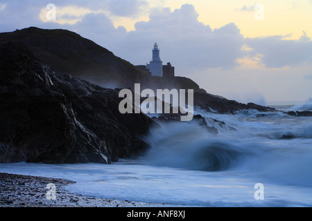 Umbles" de "phare Bracelet Bay, la péninsule de Gower, grande vague se brisant sur la plage. Banque D'Images