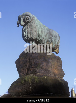 Statue d'une fontaine Colvin ram Moffat, Dumfries et Galloway Ecosse Banque D'Images