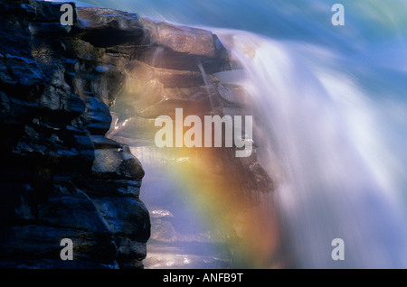 Rainbow aux chutes Athabasca, Jasper National Park, Alberta, Canada. Banque D'Images