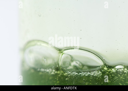 La présence de bulles dans le gel vert, extreme close-up Banque D'Images