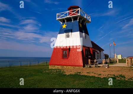 Leuchtturm peint comme drapeau acadien, Grande-Anse, Nouveau-Brunswick, Canada Banque D'Images