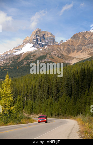 Les 2 752 mètres, le pic d'Eisenhower, tour de Castle Mountain, plane au-dessus de la route 1a, dans le parc national Banff, rocky mountai Banque D'Images