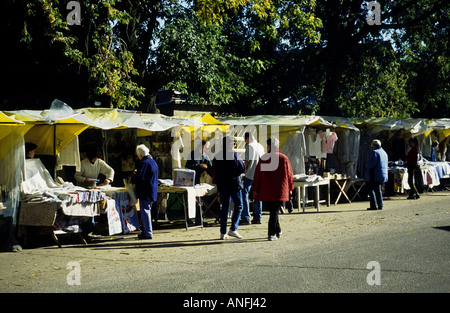 Les visiteurs erraient à travers les étals du marché à Uglich, en Russie Banque D'Images