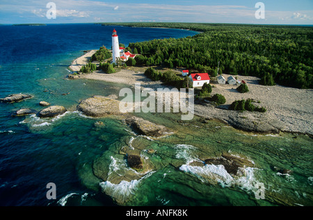 Vue aérienne de l'île Cove Lighthouse sur Péninsule Bruce, en Ontario, Canada. Banque D'Images