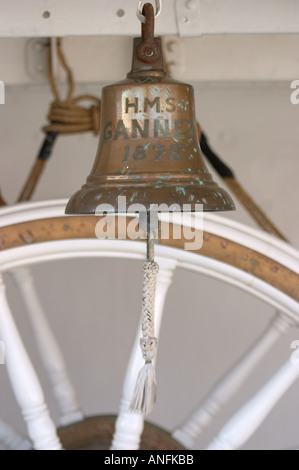 Cloche du navire à bord du HMS Gannet à Cran-gevrier Angleterre Kent Banque D'Images