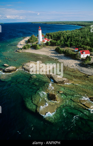 Vue aérienne de l'île Cove Lighthouse sur Péninsule Bruce, en Ontario, Canada. Banque D'Images