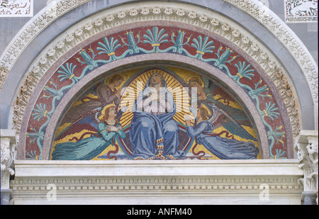 Mosaïque sur la façade de la cathédrale de Pise Italie Banque D'Images