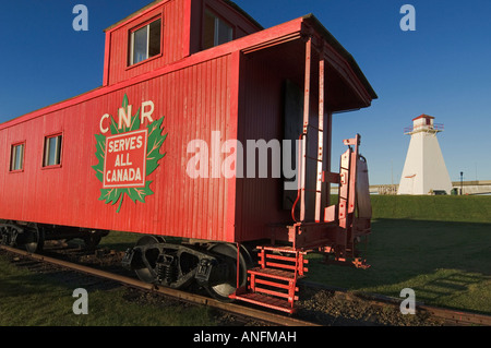 Wagon de chemin de fer Canadien National Historique et le phare en parc à Borden-Carleton, Ile du Prince-Édouard, Canada. Banque D'Images