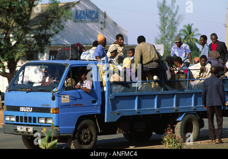 Camion utilisé comme un véhicule de transport public. Mozambique Banque D'Images