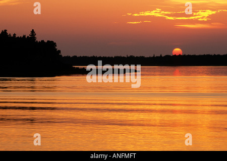 Le coucher de soleil sur le parc marin national Fathom Five, sur le lac Huron, Ontario, Canada. Banque D'Images