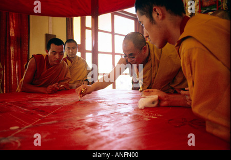 S.s. Dalaï Lama préparer le rituel mandala de sable avec des moines au cours d'une initiation de Kalachakra Festival à Bodh Gaya, Bihar, Inde Banque D'Images