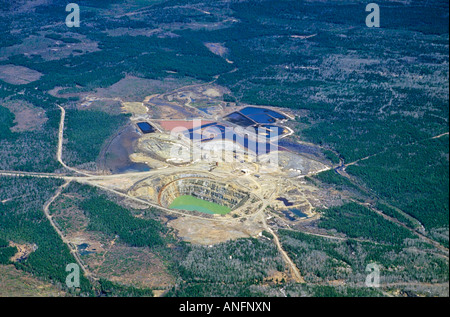 Vue aérienne de mine à ciel ouvert, l'intérieur du nord du Nouveau-Brunswick, Canada Banque D'Images