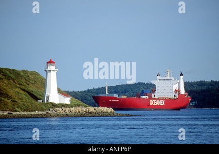 Porte-conteneurs près de George's Island phare, le port de Halifax, Halifax, Nouvelle-Écosse, Canada. Banque D'Images