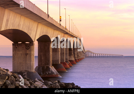 Pont de la Confédération, de l'Île du Prince Édouard au Nouveau-Brunswick à travers le détroit de Northumberland. Le Canada. Banque D'Images