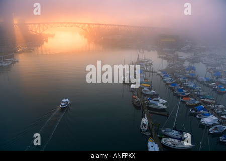 Bateaux sur False Creek sur un matin brumeux, du pont Burrard, Vancouver, Colombie-Britannique, Canada. Banque D'Images