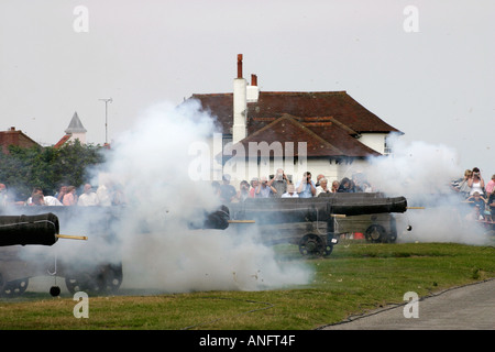 Canons canon tiré sur Gun Hill à Southwold Regatta 2005 Banque D'Images