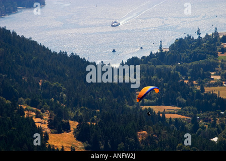 Vol en parapente sur Salt Spring. Fulford Harbour et BC Ferry dans la distance, Salt Spring Island, British Columbia, Canada. Banque D'Images