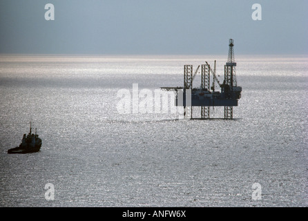 Navire de ravitaillement et plate-forme pétrolière dans le golfe du Saint-Laurent, Canada. Banque D'Images