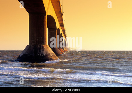 Pont de la Confédération qui relie l'Île du Prince Édouard au Nouveau-Brunswick, le détroit de Northumberland, au Canada. Banque D'Images