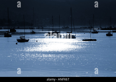 Les petits bateaux à l'ancre à coucher de soleil Banque D'Images
