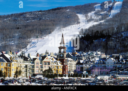 Vue sur le village au pied du Mont Tremblant, au nord de Montréal, Québec, Canada. Banque D'Images