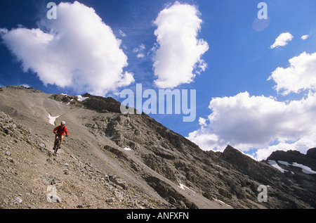 Jeune femme en descendant du vélo de montagne dans la région de Kananaskis trail d'éboulis, des montagnes Rocheuses, Alberta, Canada. Banque D'Images