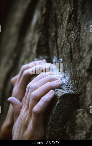 Les mains sont encore à déterminé d'un grimpeur accroché à une corniche, Skaha, Penticton, Colombie-Britannique, Canada. Banque D'Images