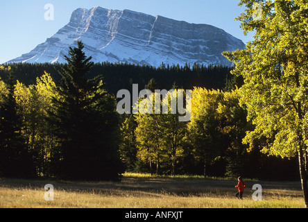 Jeune femme sportive trail running avec le Rundle Mountain Ridge dans la toile. Ce sentier est situé dans le parc national de Banff, Banque D'Images